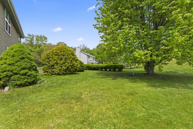 1803 Wexford LANE, Waukesha, WI 53186