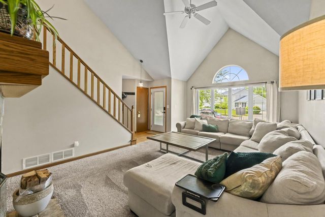 1803 Wexford LANE, Waukesha, WI 53186