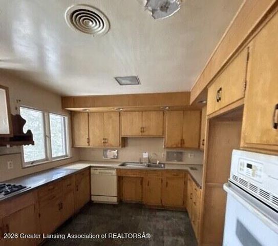 3215 S Cambridge Road, Lansing, MI 48911