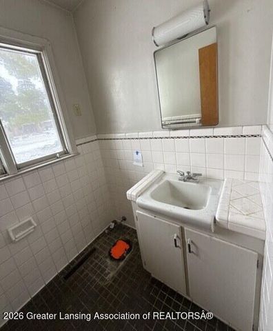 3215 S Cambridge Road, Lansing, MI 48911