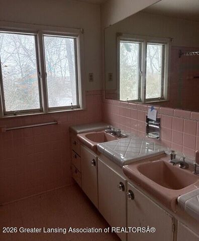 3215 S Cambridge Road, Lansing, MI 48911