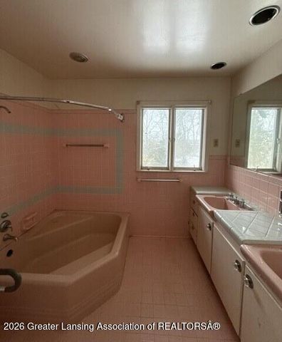 3215 S Cambridge Road, Lansing, MI 48911