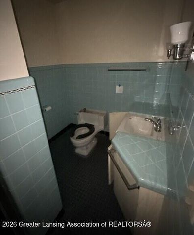 3215 S Cambridge Road, Lansing, MI 48911