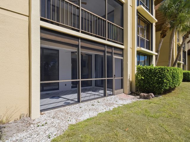 5390 Woodland Lakes Drive 104, Palm Beach Gardens, FL 33418