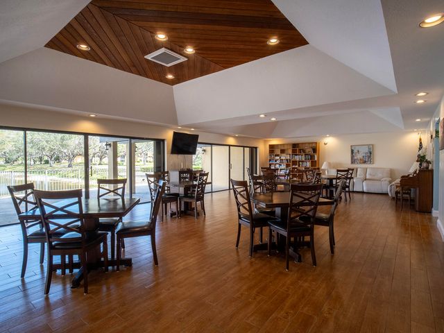 5390 Woodland Lakes Drive 104, Palm Beach Gardens, FL 33418