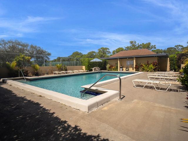 5390 Woodland Lakes Drive 104, Palm Beach Gardens, FL 33418