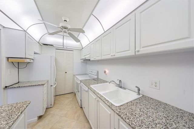 788 Park Shore DR D30, Naples, FL 34103