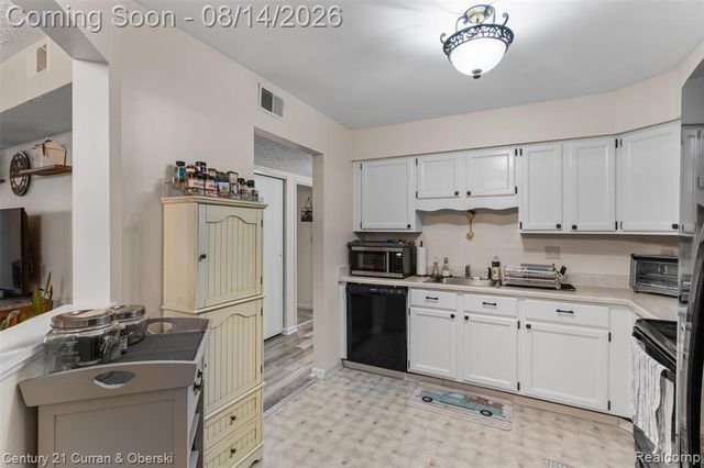 19313 Surrey Ln, Northville, MI 48167