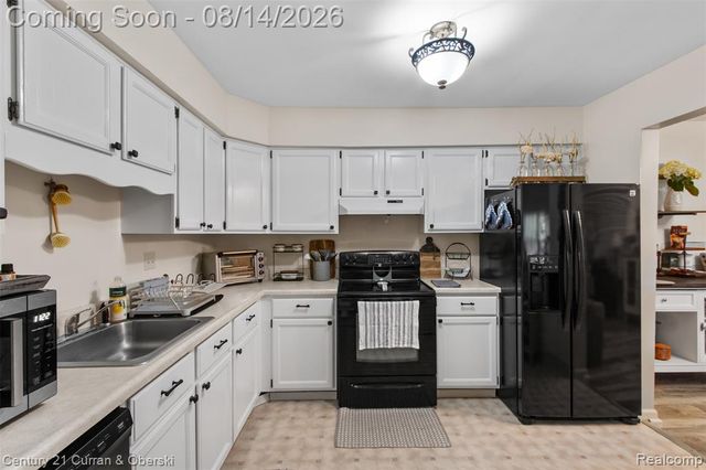 19313 Surrey Ln, Northville, MI 48167