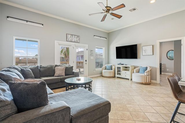 866 Townsend Drive, Crystal Beach, TX 77650