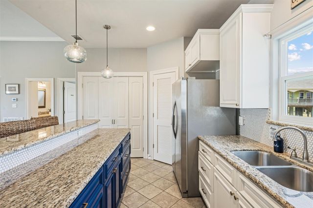 866 Townsend Drive, Crystal Beach, TX 77650