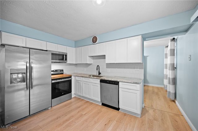 652 University Avenue, Elyria, OH 44035