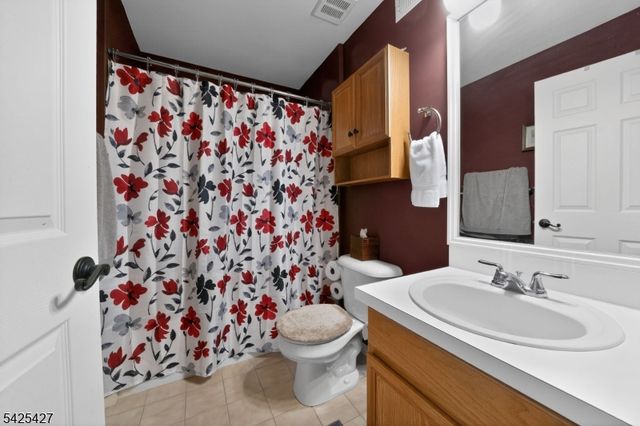 167 Falcon Ridge Way, Hamburg Boro, NJ 07419
