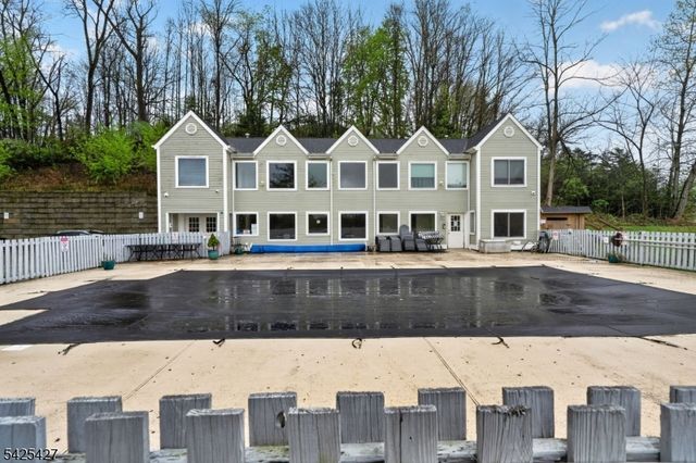 167 Falcon Ridge Way, Hamburg Boro, NJ 07419