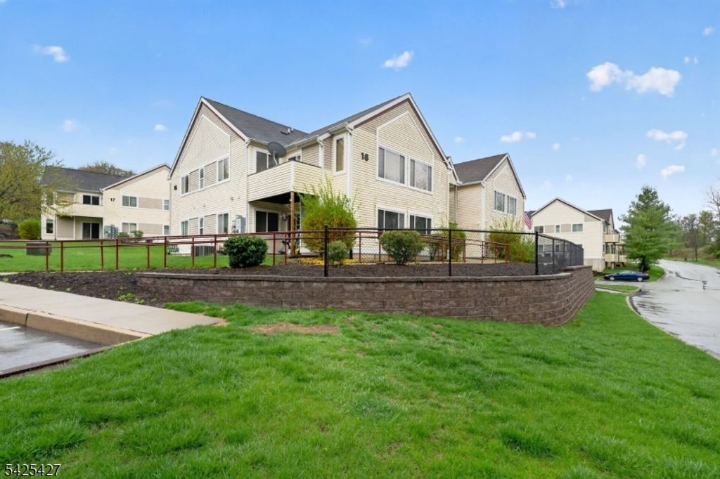 167 Falcon Ridge Way, Hamburg Boro, NJ 07419