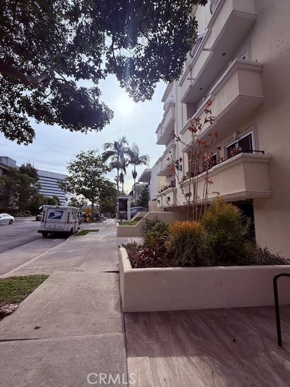 12011 Goshen 104, Los Angeles, CA 90049