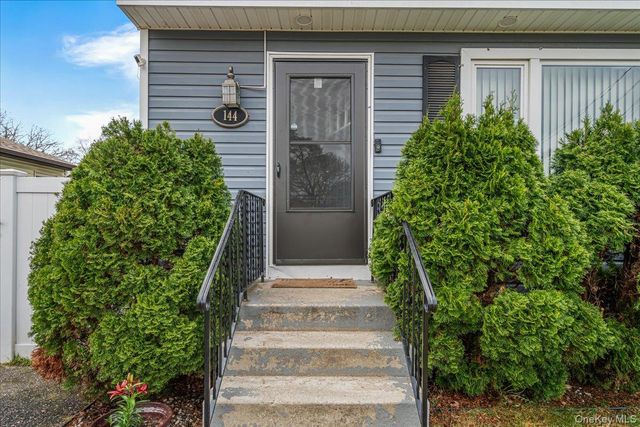 144 Washington Avenue, Wheatley Heights, NY 11798