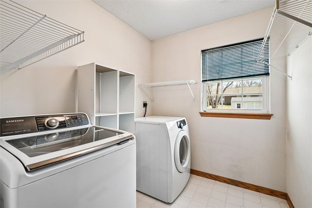 7822 Foxfield Drive NE, Cedar Rapids, IA 52402