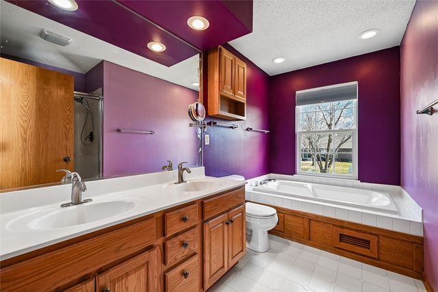 7822 Foxfield Drive NE, Cedar Rapids, IA 52402