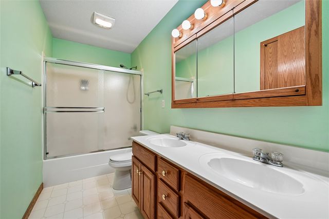 7822 Foxfield Drive NE, Cedar Rapids, IA 52402