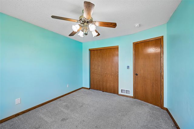 7822 Foxfield Drive NE, Cedar Rapids, IA 52402