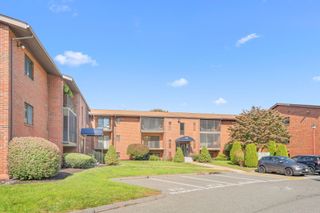 221 Oak St 14-34, Brockton, MA 02301