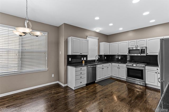 29 Lyons Court, Dearborn, MI 48126