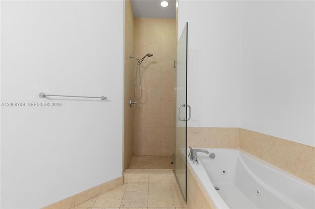 19900 E Country Club Drive 104, Aventura, FL 33180