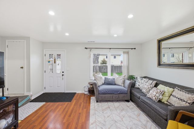 1543 Mckool Avenue, Streamwood, IL 60107