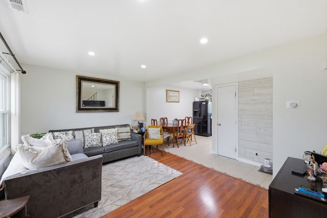 1543 Mckool Avenue, Streamwood, IL 60107