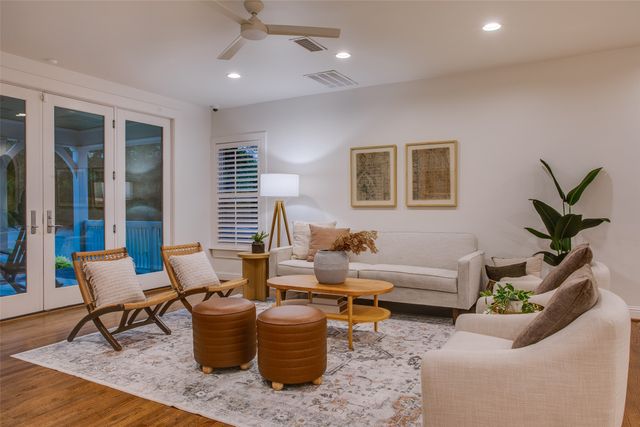 1033 Cedar Hill Avenue, Dallas, TX 75208