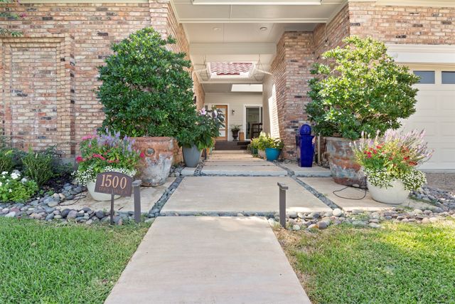 1500 Travis Circle S, Irving, TX 75038