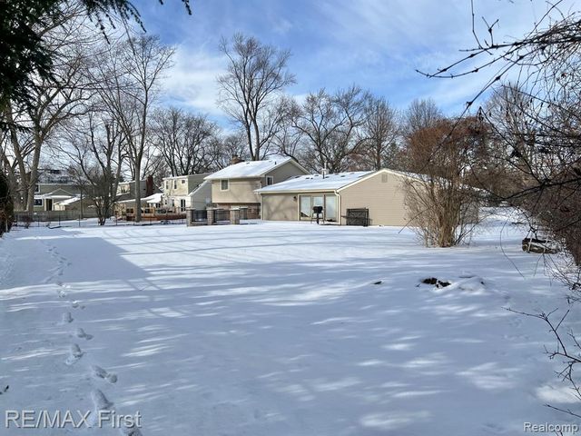 1203 Woodsboro Drive, Royal Oak, MI 48067