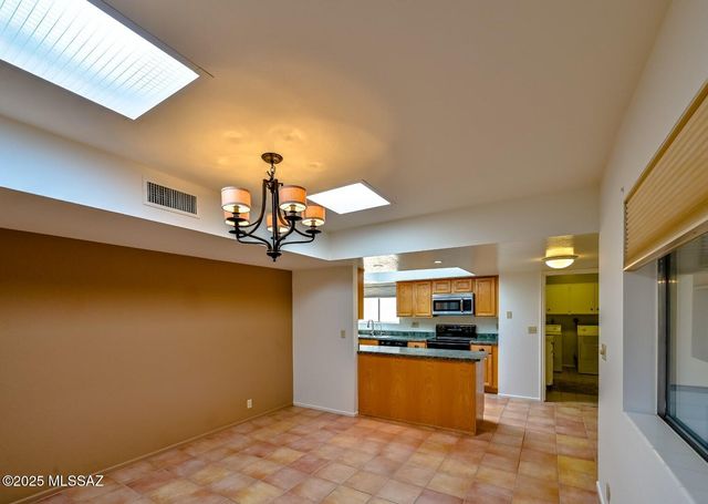 934 N Abrego Drive, Green Valley, AZ 85614