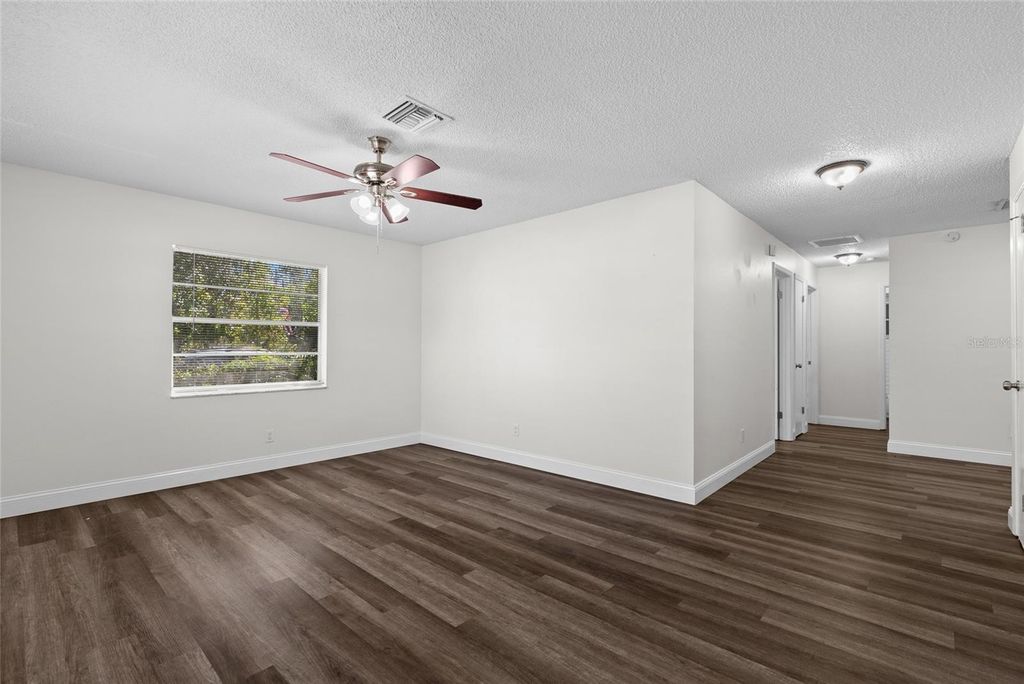 Image 6 of property listing at 4926 HAINES ROAD N, St Petersburg, FL 33714