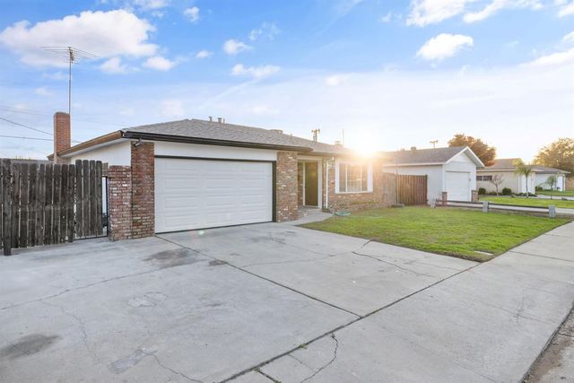 552 W Rialto Avenue, Clovis, CA 93612
