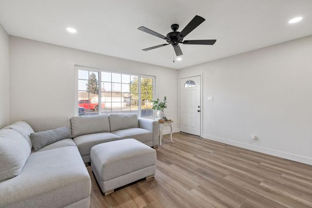 552 W Rialto Avenue, Clovis, CA 93612