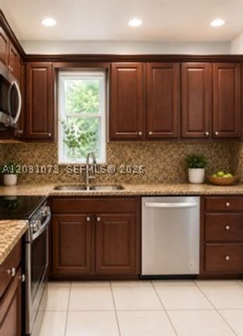 7551 SW 42nd Pl, Davie, FL 33314
