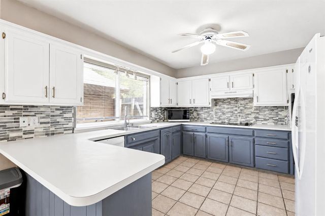 8900 Lansbrook Lane, Oklahoma City, OK 73132
