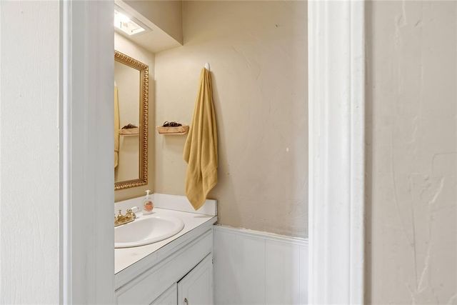 8900 Lansbrook Lane, Oklahoma City, OK 73132