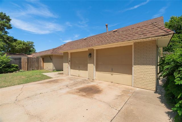 8900 Lansbrook Lane, Oklahoma City, OK 73132