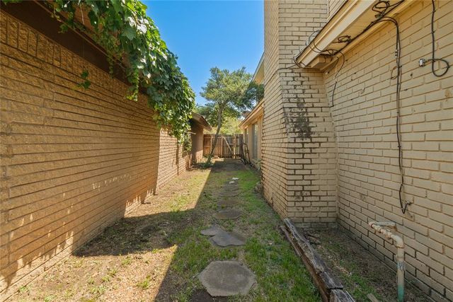 8900 Lansbrook Lane, Oklahoma City, OK 73132