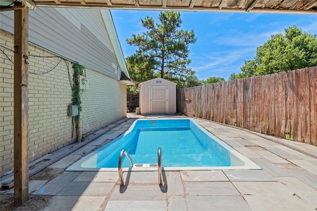 8900 Lansbrook Lane, Oklahoma City, OK 73132