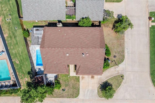 8900 Lansbrook Lane, Oklahoma City, OK 73132