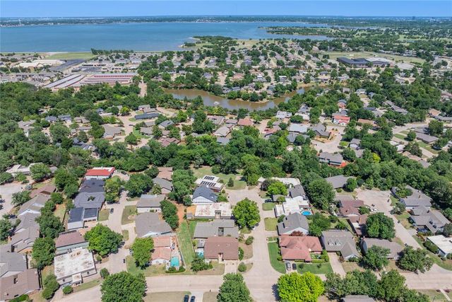 8900 Lansbrook Lane, Oklahoma City, OK 73132