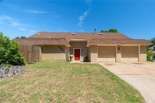 8900 Lansbrook Lane, Oklahoma City, OK 73132