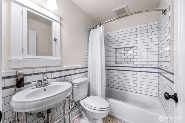 3607 SW Manning Street, Seattle, WA 98126