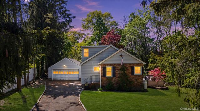 5 Windsor Lane, East Northport, NY 11731