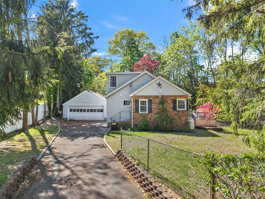 5 Windsor Lane, East Northport, NY 11731