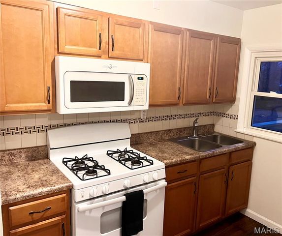 9921 Iveland Drive, Overland, MO 63114